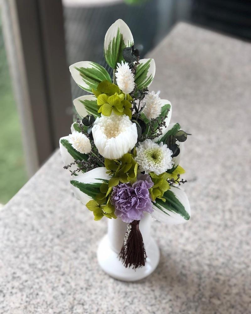 静謐な心を届けるお供え花 プリザーブドフラワー・静花（クリアケース入り）　ホワイト×グリーン×パープル